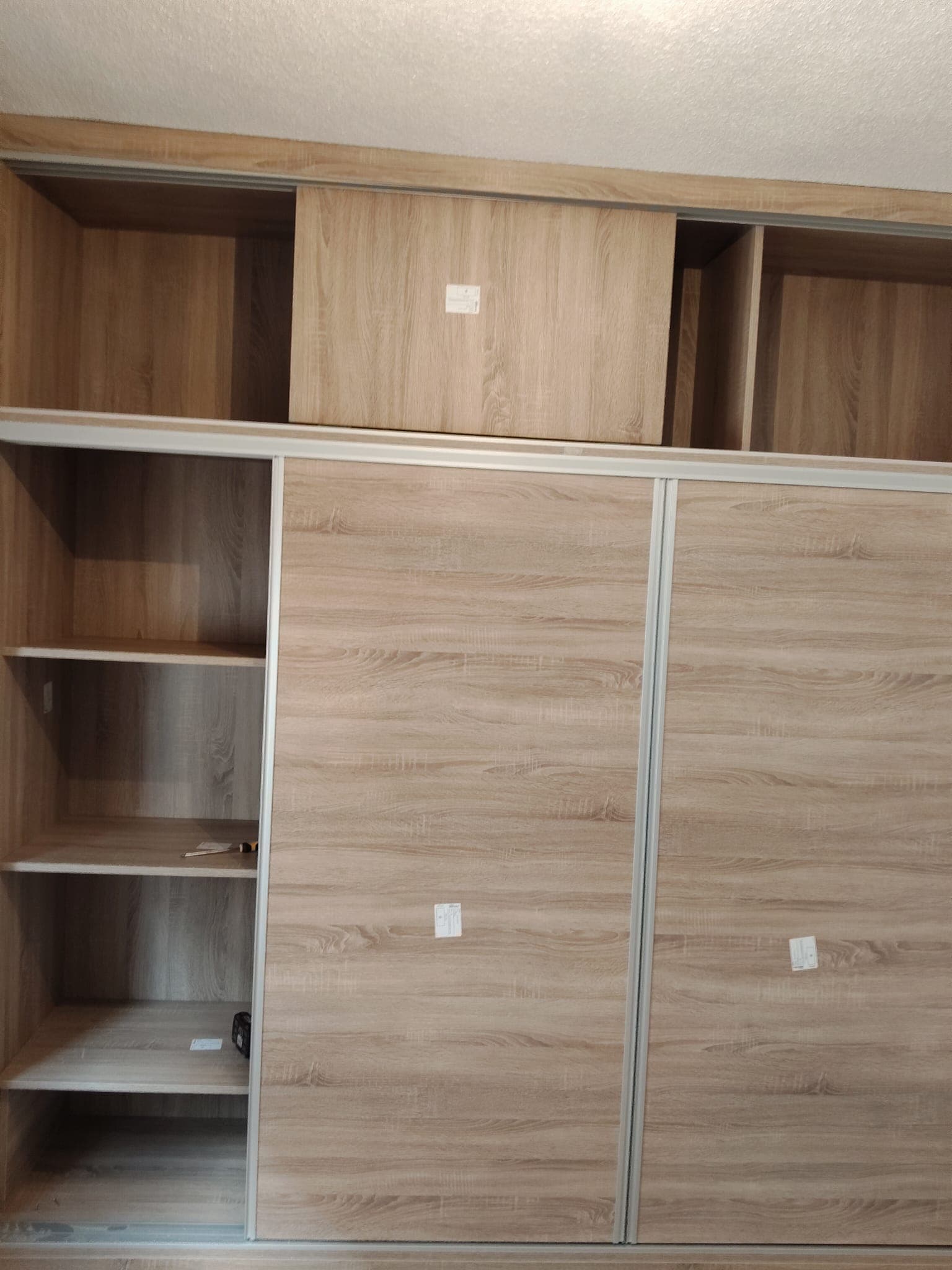 Detalle de estantería interior de un armario a medida en montaje
