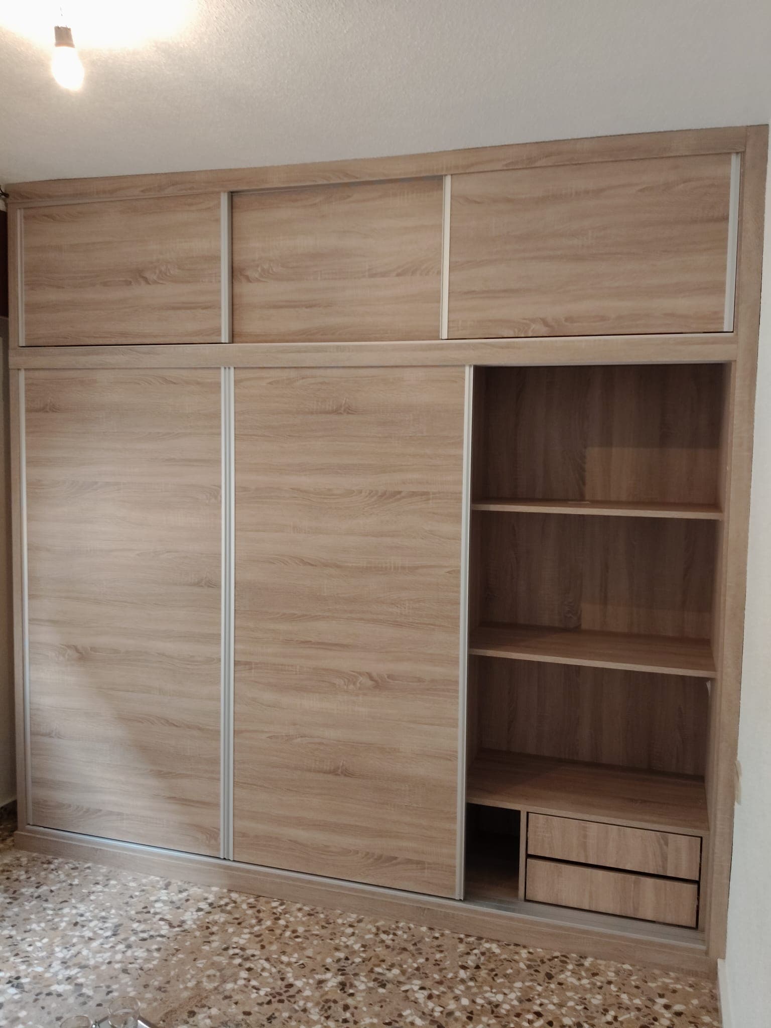 Armario empotrado de madera a medida en un dormitorio