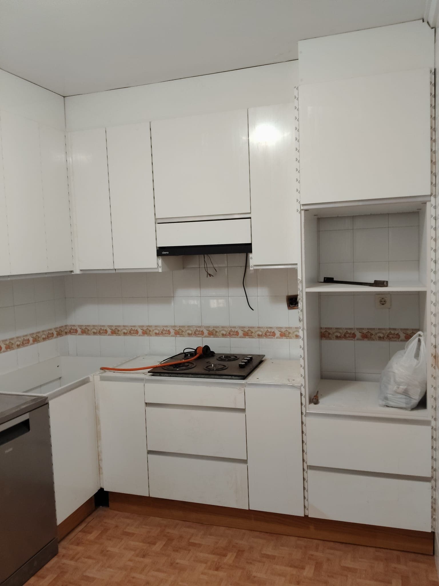Kitchen under renovation with newly fitted white cabinetry in Alicante