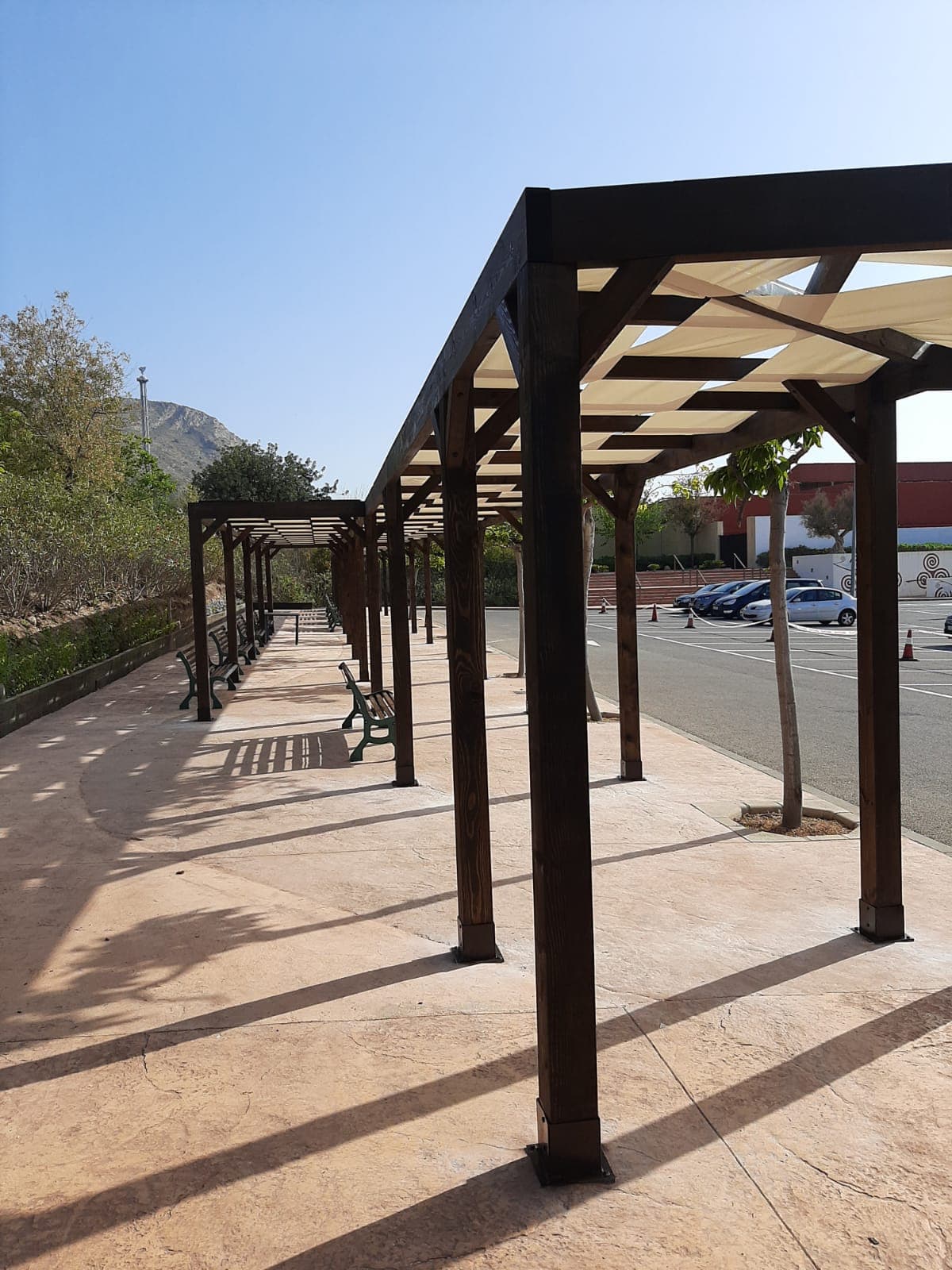 Pérgola de madera a medida en una zona comercial
