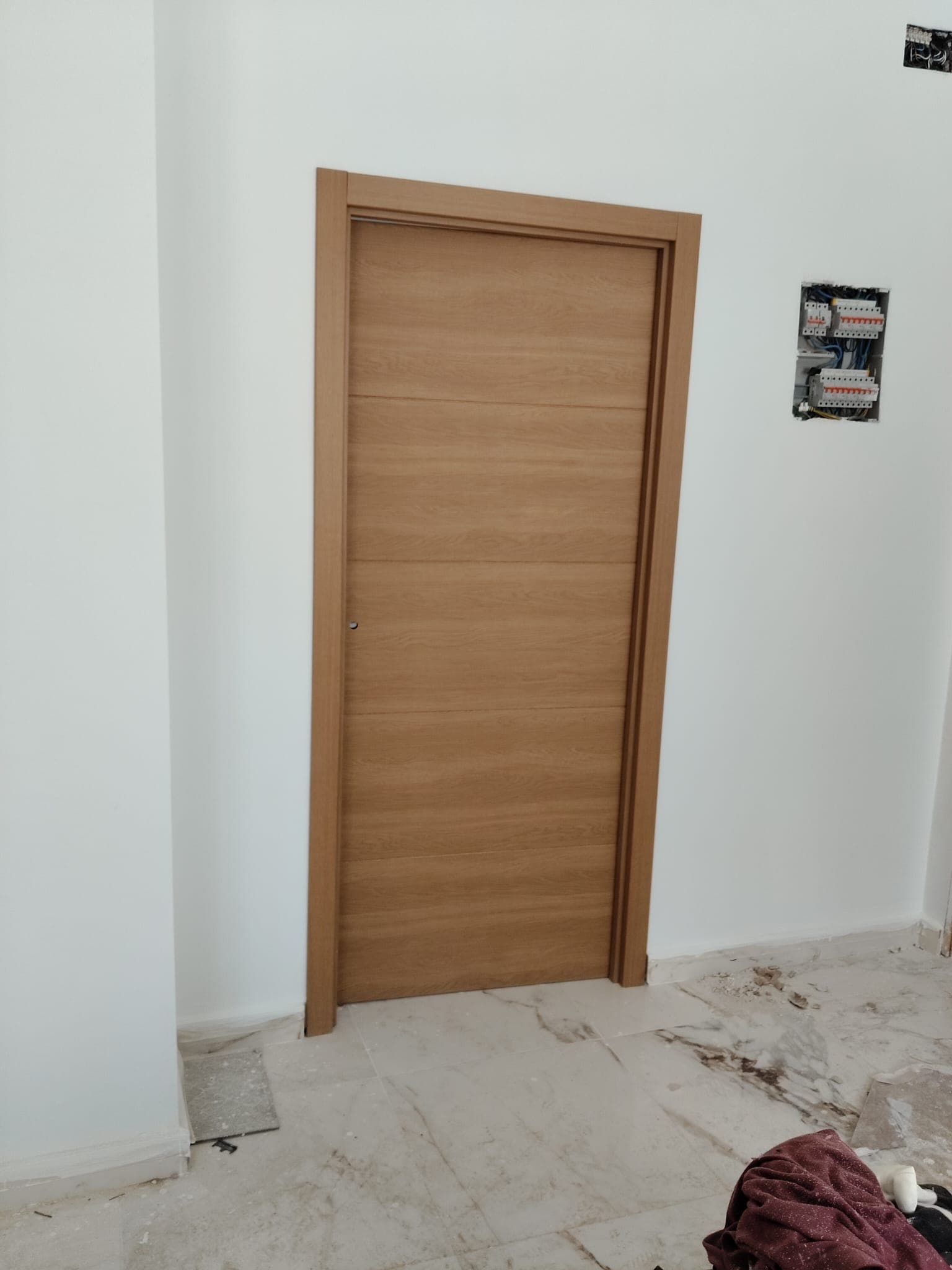 Puerta de paso de madera instalada junto al cuadro eléctrico